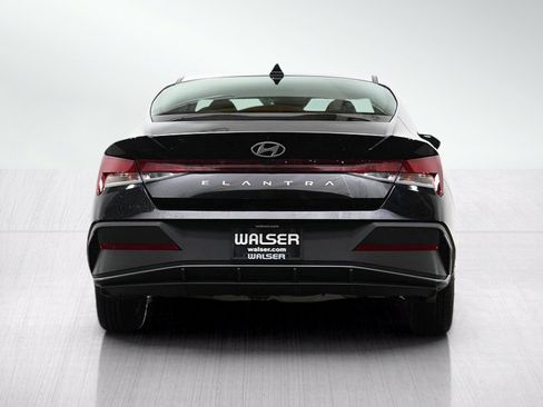 Used 2024 Hyundai Elantra SE FWD image 4