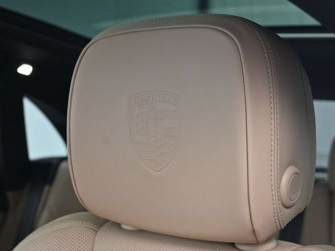 Certified 2025 Porsche Macan AWD/4WD image 17
