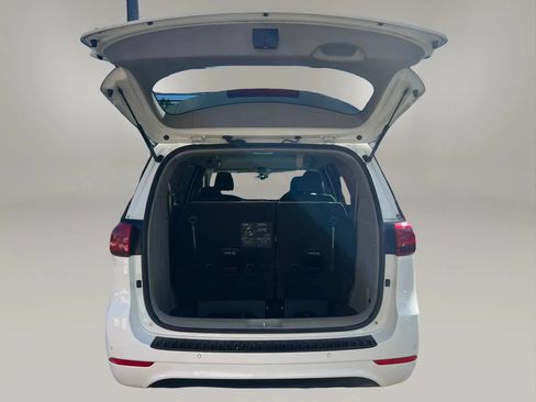 Used 2017 Kia Sedona LX w/ LX Essentials Premium Package FWD image 9