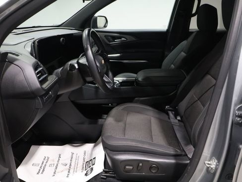 Used 2024 Chevrolet Traverse LT image 11