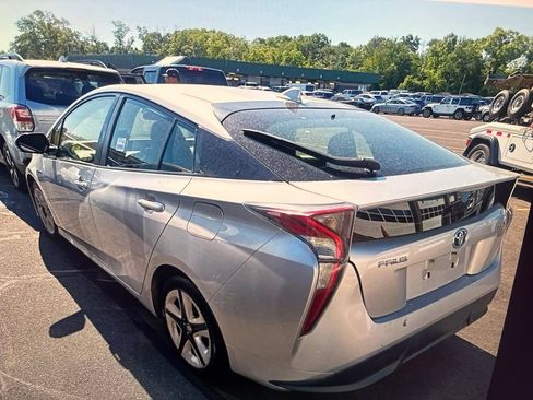 Used 2016 Toyota Prius Three Touring FWD image 2
