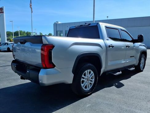 Used 2022 Toyota Tundra SR5 w/ SR5 Convenience Package AWD/4WD image 4