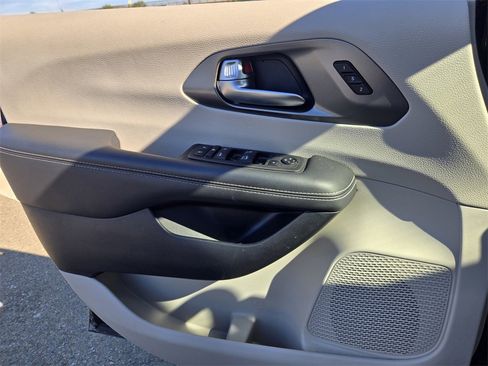 Used 2024 Chrysler Pacifica Touring-L image 23