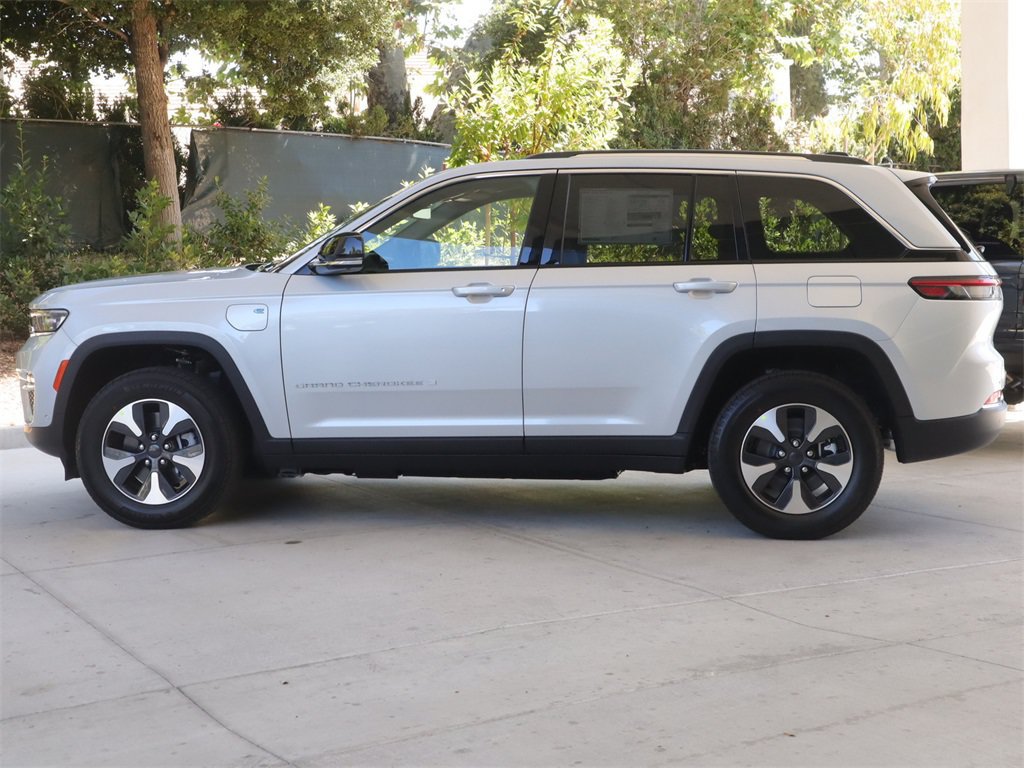 New 2023 Jeep Grand Cherokee Overland w/ Rear Seat Video Group I RWD image 7
