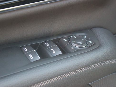 Used 2026 GMC Yukon Denali w/ Sun & Power Step Package AWD/4WD image 16