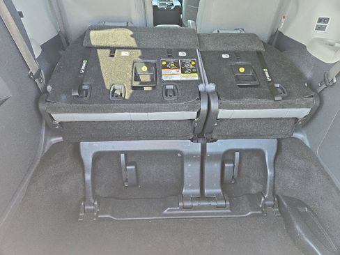 Used 2021 Toyota Sienna Limited image 11