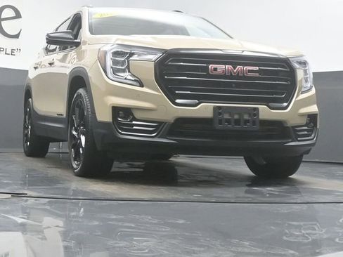 Used 2023 GMC Terrain SLT w/ Infotainment Package II image 3