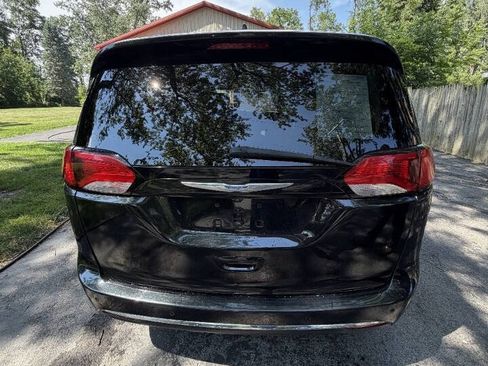Used 2018 Chrysler Pacifica Touring-L FWD image 3