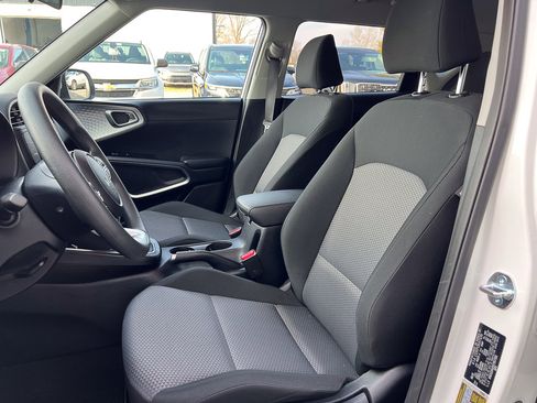 Used 2025 Kia Soul LX image 11