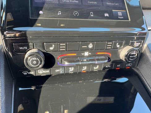 Used 2024 Jeep Grand Cherokee Altitude RWD image 32