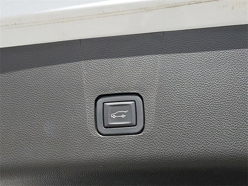 Used 2023 Chevrolet Traverse RS image 8