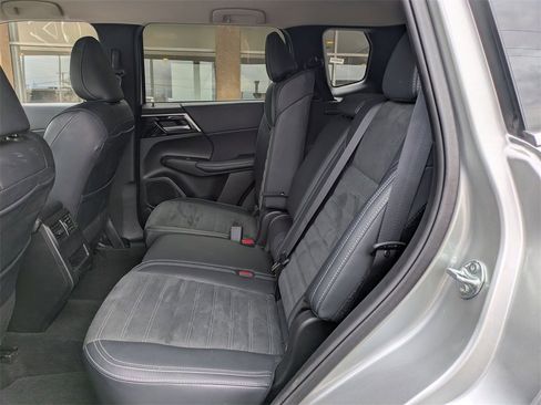 Used 2024 Mitsubishi Outlander SE image 29