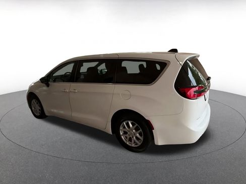 Used 2025 Chrysler Pacifica Select image 10