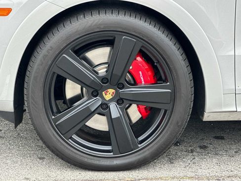 Certified 2025 Porsche Cayenne S image 23