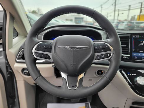 Used 2024 Chrysler Pacifica Touring-L image 24