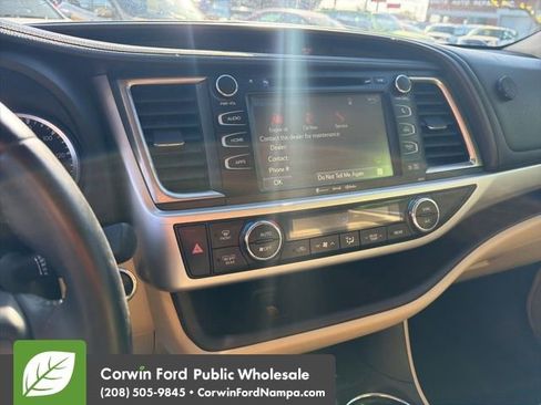 Used 2017 Toyota Highlander XLE w/ Carpet Mat Package AWD/4WD image 20
