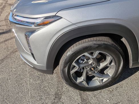 Certified 2025 Chevrolet Trax LT w/ LT Convenience Package image 11