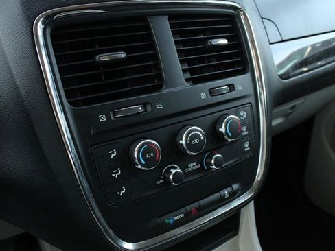 Used 2014 Dodge Grand Caravan SXT FWD image 15