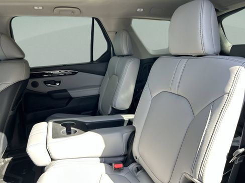 Certified 2025 Honda Pilot Touring image 18