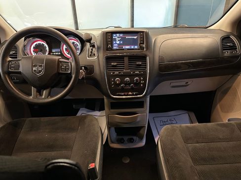 Used 2018 Dodge Grand Caravan SE w/ UConnect Hands-Free Group FWD image 9
