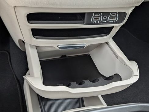 Used 2024 Chrysler Pacifica Touring-L FWD image 10