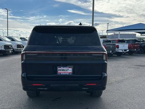 Used 2025 Lincoln Navigator L Reserve image 4