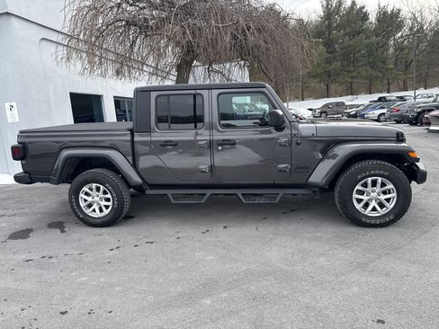 Used 2023 Jeep Gladiator Sport image 2