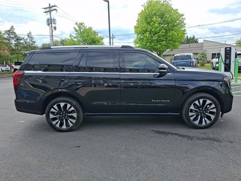 Used 2025 Ford Expedition Platinum w/ Driver's Package AWD/4WD image 4