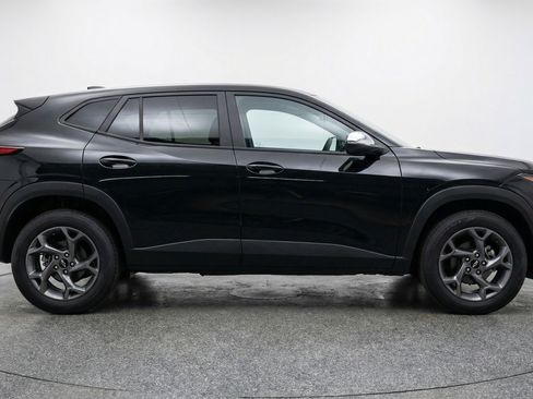 Used 2025 Chevrolet Trax LT image 11