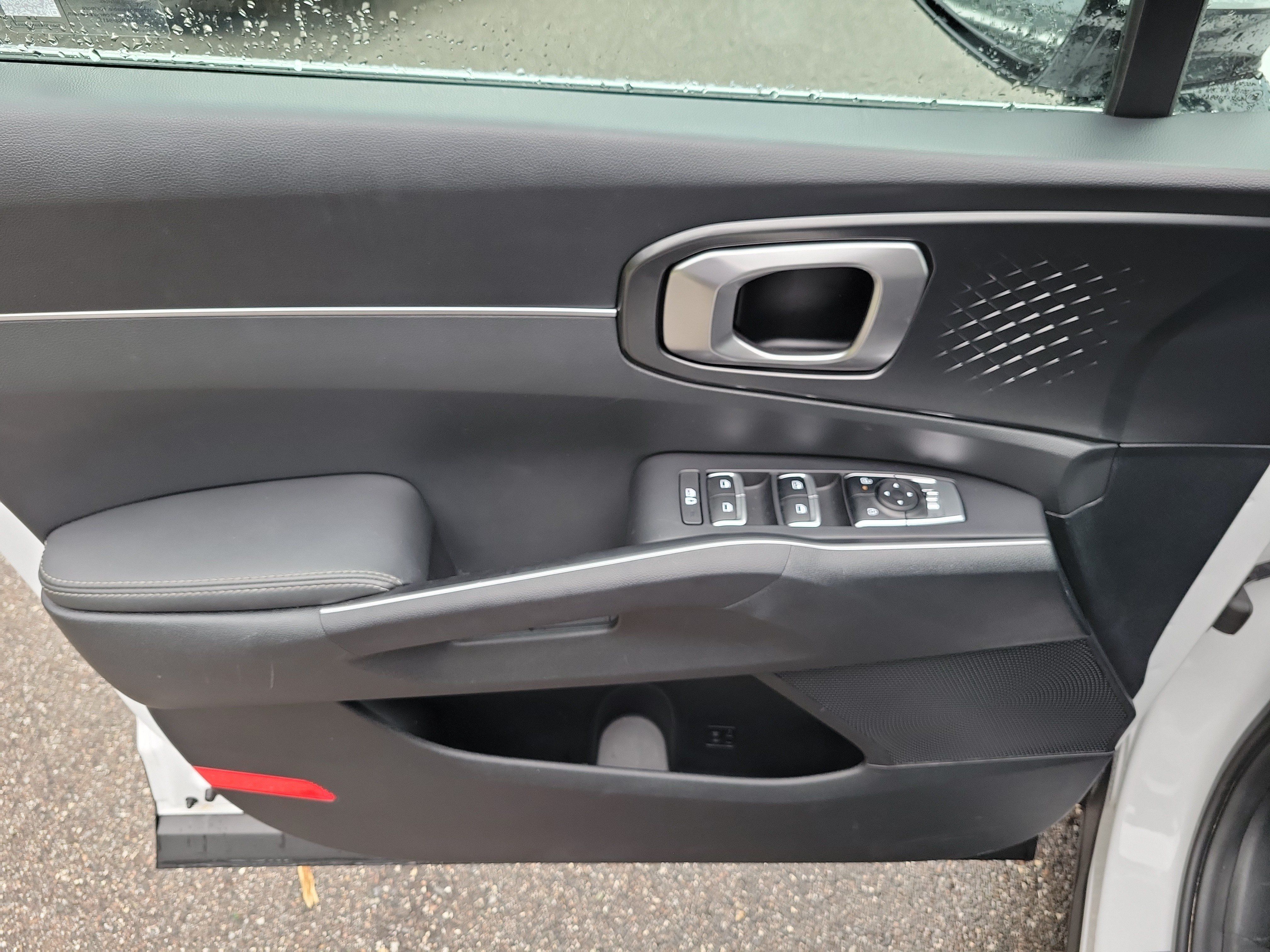 Certified 2025 Kia Sorento S w/ Panoramic Sunroof Package FWD image 18