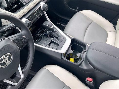 Used 2020 Toyota RAV4 XLE Premium FWD image 18