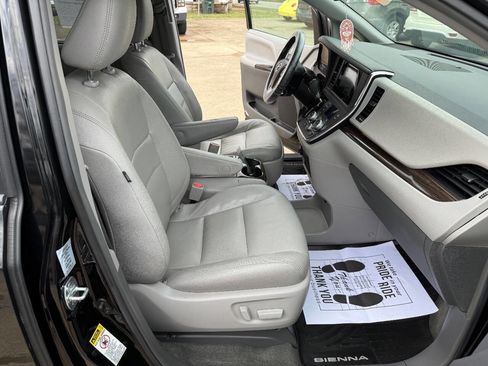 Used 2017 Toyota Sienna XLE Premium image 15