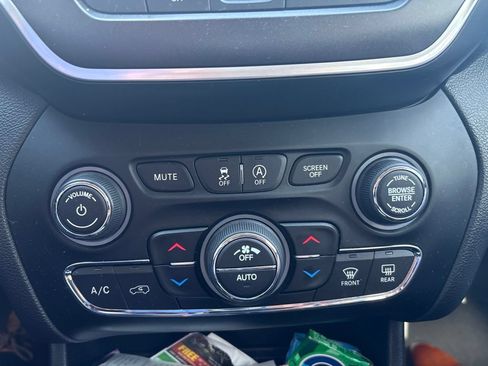 Used 2019 Jeep Cherokee Trailhawk w/ Cold Weather Group AWD/4WD image 17