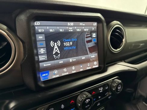 Used 2022 Jeep Gladiator Overland w/ LED Lighting Group AWD/4WD image 26
