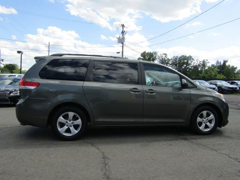 Used 2013 Toyota Sienna LE w/ Towing Pkg FWD image 9