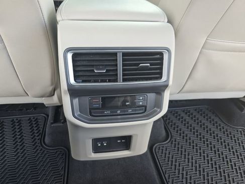 Used 2024 Volkswagen Atlas SE w/ Panoramic Sunroof Package FWD image 17