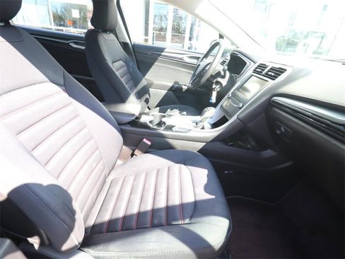 Used 2015 Ford Fusion SE image 12