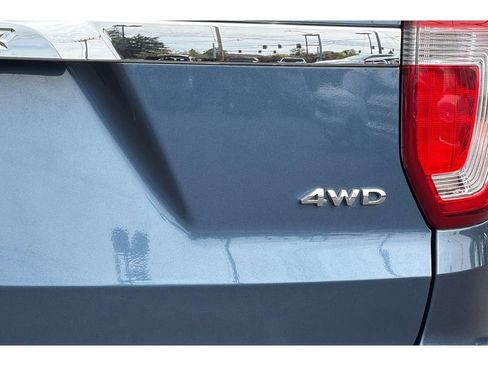 Used 2018 Ford Explorer XLT w/ Equipment Group 202A AWD/4WD image 31