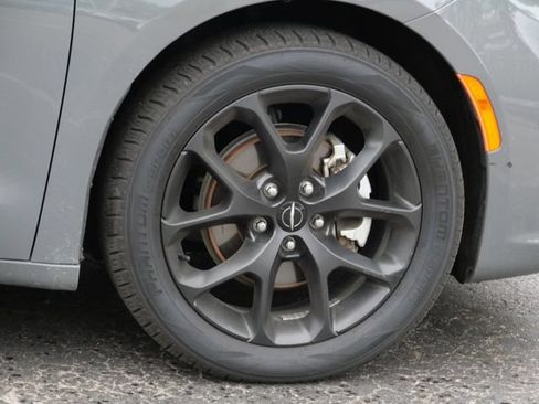Used 2025 Chrysler Pacifica Limited FWD image 7