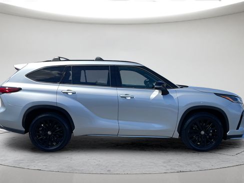 Used 2023 Toyota Highlander XSE AWD/4WD image 2
