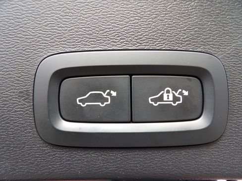 Used 2021 Volvo XC40 T5 R-Design w/ Climate Package image 25