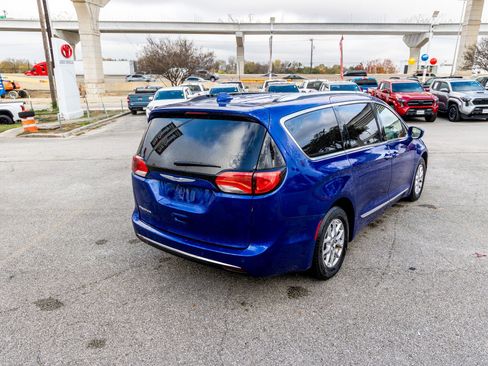 Used 2020 Chrysler Pacifica Touring-L image 7