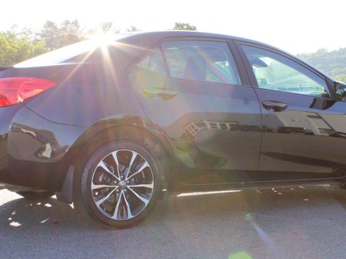 Used 2018 Toyota Corolla SE w/ SE Premium Package FWD image 8