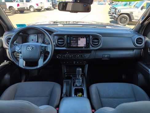 Used 2018 Toyota Tacoma TRD Off-Road w/ Technology Package AWD/4WD image 16