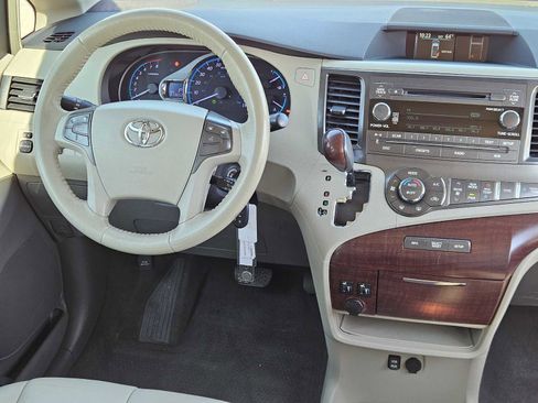 Used 2011 Toyota Sienna XLE image 27