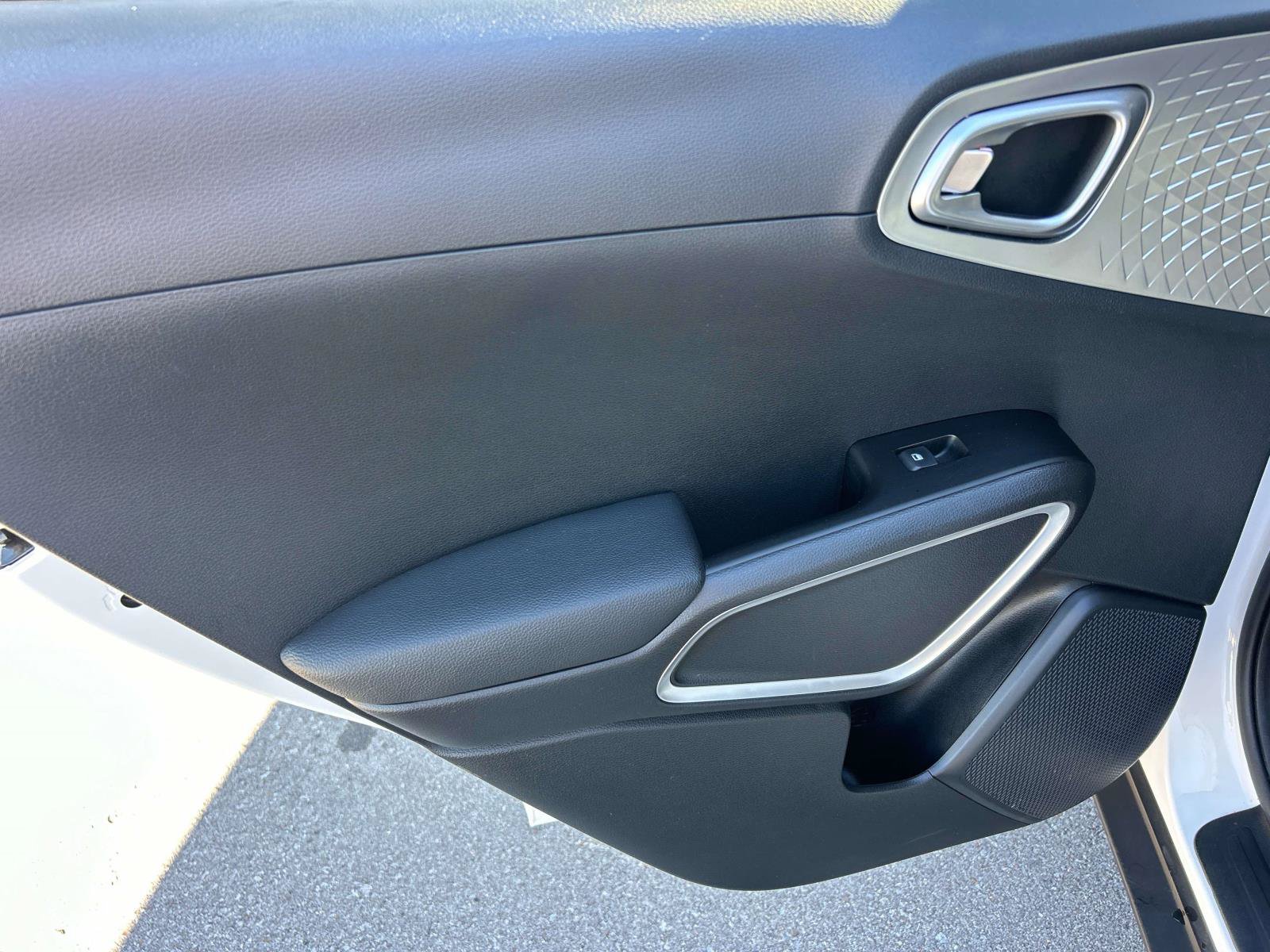 Used 2025 Kia Soul LX w/ LX Technology Package FWD image 16