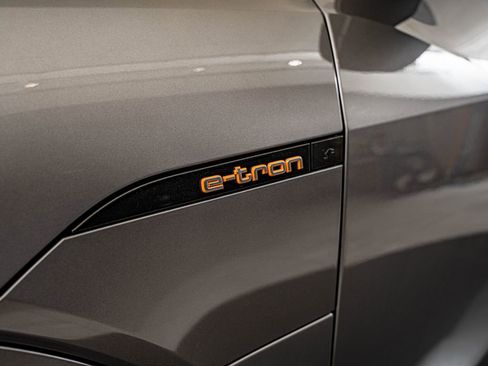 Used 2022 Audi e-tron Premium w/ Convenience Plus Package AWD/4WD image 10