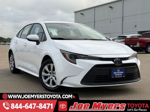 Used 2025 Toyota Corolla LE image 2
