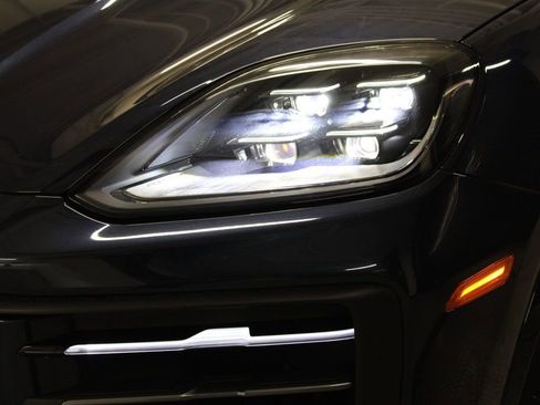 Certified 2024 Porsche Cayenne AWD/4WD image 9