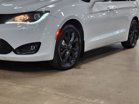 Used 2019 Chrysler Pacifica Touring Plus w/ S Appearance Package FWD image 17